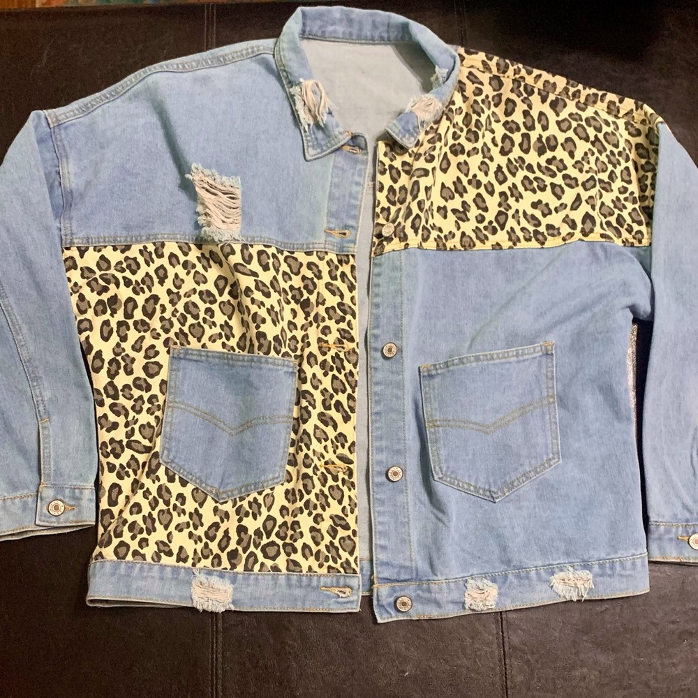 💫3/$20 Leopard Print Lightweight Denim Jacket